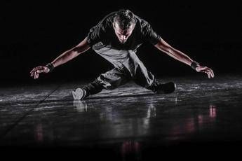La danza della compagnia greca 'Aeritis' tra esilio e migrazioni La danza della compagnia greca 'Aeritis' tra esilio e migrazioni